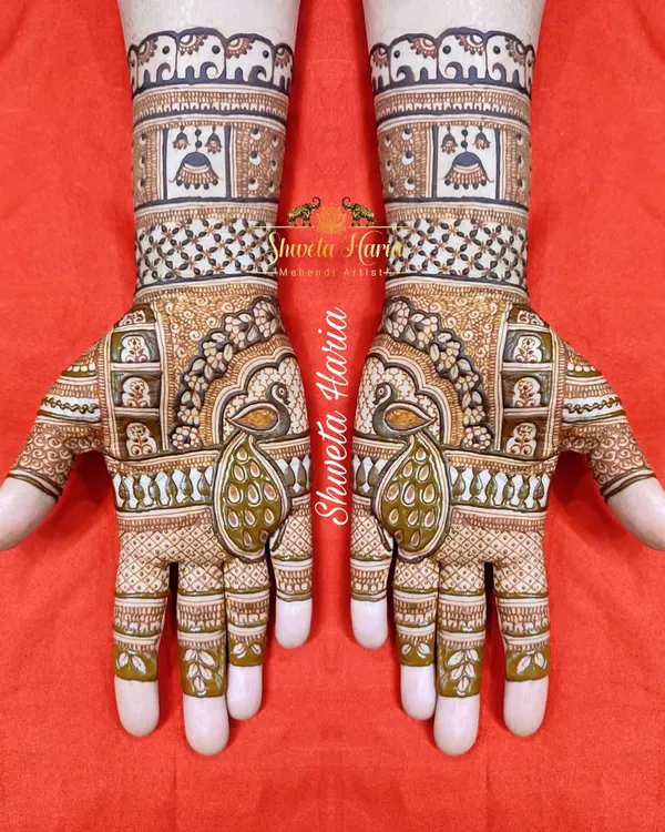 An elegant design for the mother of the bride, featuring peacocks, jhumkas, and a band of elephants for a touch of royalty.