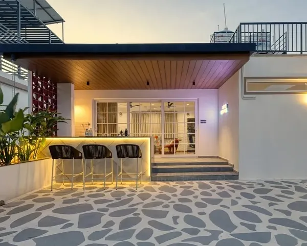 This Santorini-inspired rooftop bar at Kumari Oakville shows how I transform an open terrace into a stylish escape, complete with custom flooring, ambient lighting, and a fully functional bar area perfect for entertaining.