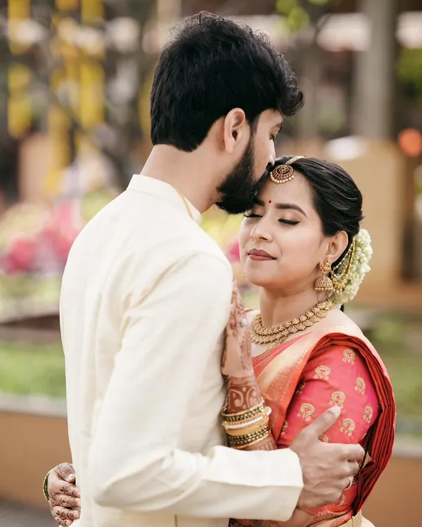 This beautiful moment captures everything I love about my work. I created a soft, radiant muhurtha look for Ruchira that felt light on the skin and lasted all day, ensuring she looked and felt her absolute best.