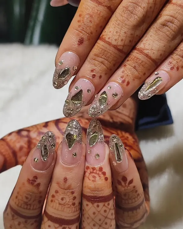 This is what main character energy looks like. I created this luxurious bridal set with detailed stone and glitter work to perfectly complement the intricate henna, making sure my bride felt absolutely stunning on her big day.