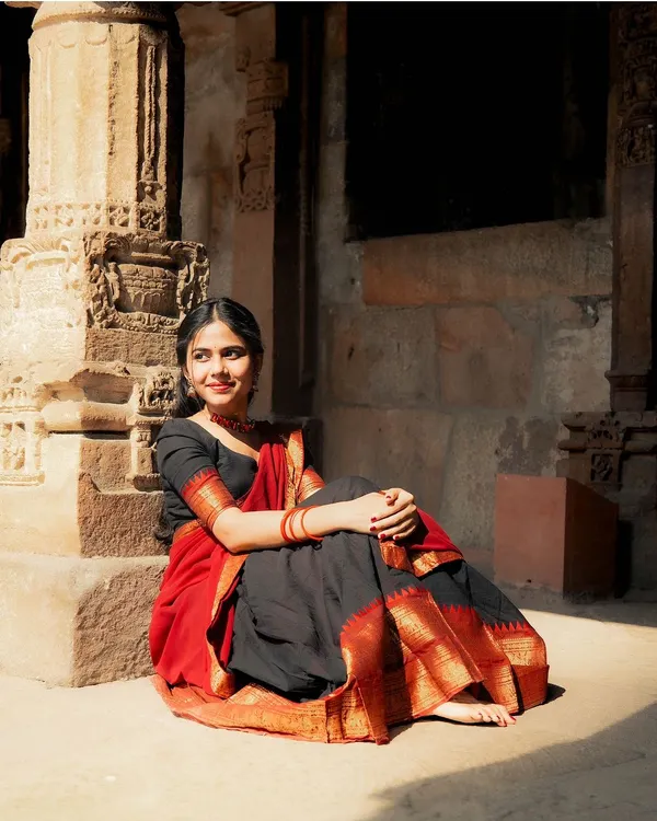A candid moment of reflection during our Qutub Minar photoshoot. The warm sunlight hitting the ancient stone pillars created a beautiful, soft light for this natural portrait in a saree.