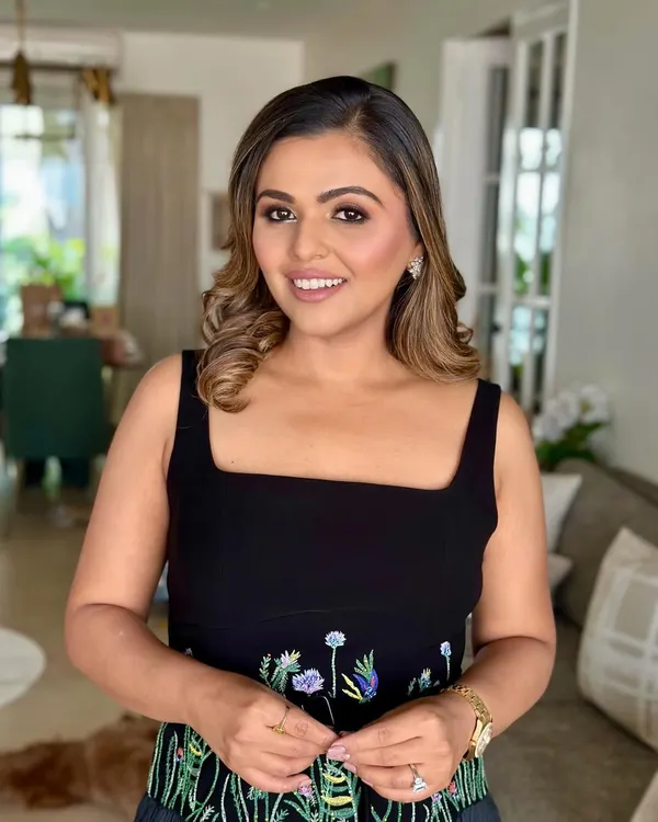This is my signature 'effortlessly chic' look. It features a fresh, dewy base, soft neutral eyes, and a nude lip, making it incredibly versatile for any occasion, from a corporate headshot to a lifestyle commercial.
