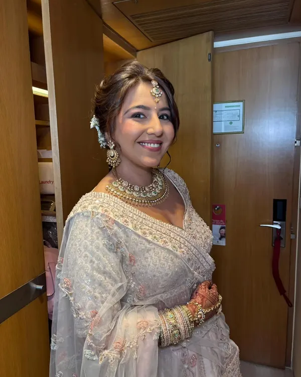 A simple and minimal wedding look. This bride wanted no heavy layers, and the result is a subtle and fresh look that enhances her natural beauty.