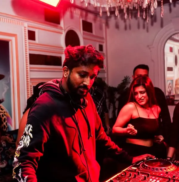 The perfect weekend formula is music and madness. Here I am, lost in the mix at Secret Story, surrounded by the incredible energy of the crowd.