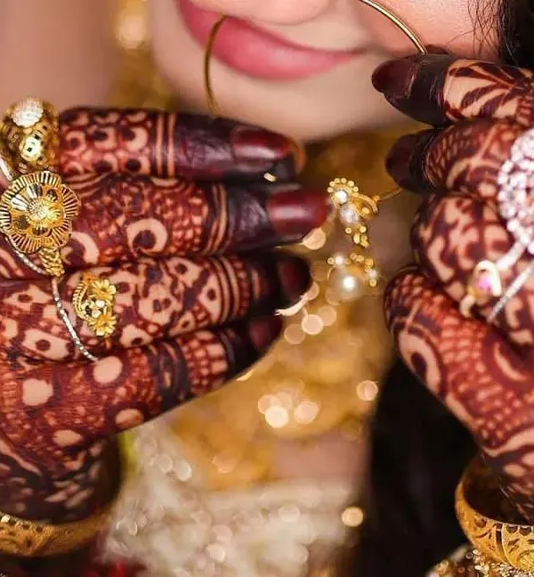 This is the result I promise: a deep, rich, and beautiful henna stain. I use my own 100% organic paste to guarantee this stunning color, perfect for your wedding photos.