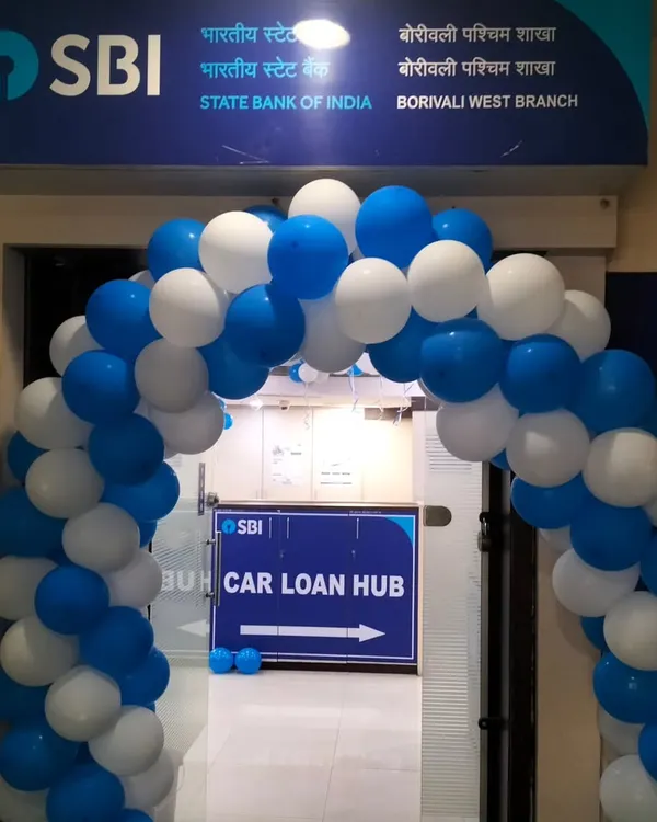 A classic blue and white balloon arch for the SBI Borivali West Branch entrance. We create clean, professional arches that match your corporate branding to welcome customers for openings or special events.