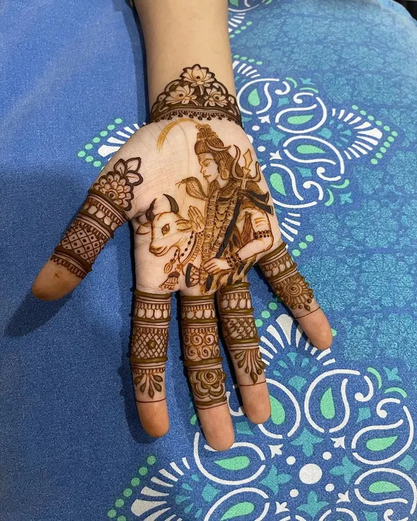 A beautiful and simple design featuring Lord Shiva with Nandi the bull on the palm. This is perfect for someone who wants a divine touch without a full bridal design.