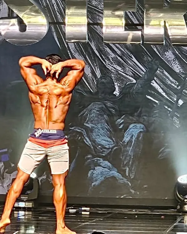 This is the back double biceps pose from the Pro Qualifier Show in Korea. Winning on an international stage requires not just muscle mass, but the definition and symmetry that only precise peak week planning can achieve.