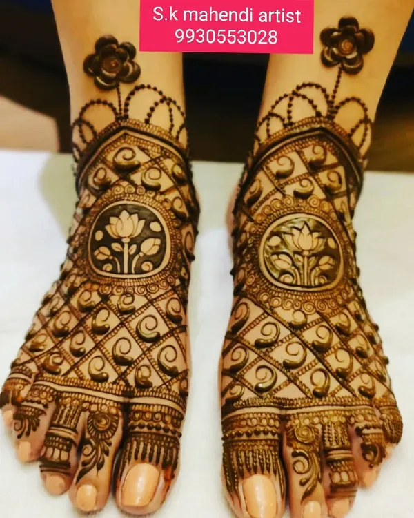 Your feet deserve beautiful mehendi too. This is a full-coverage foot design featuring a central lotus motif surrounded by intricate net patterns, ensuring you look perfect from head to toe.