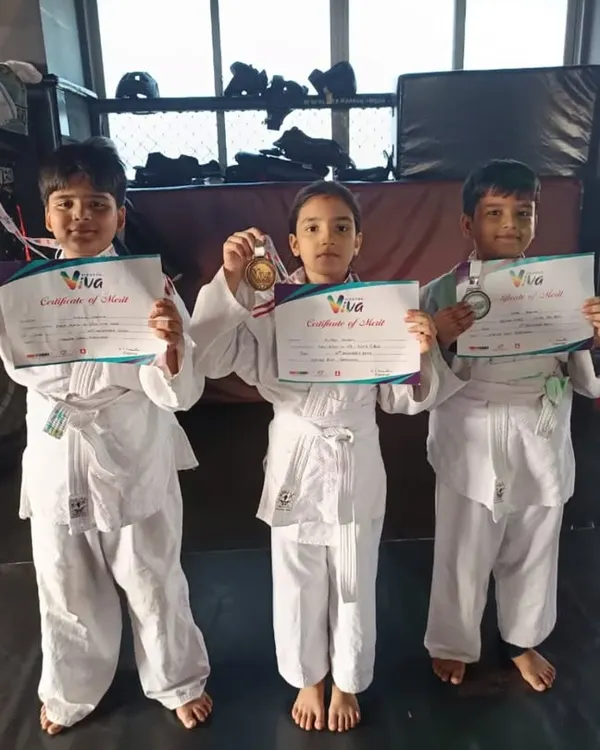 Yeh hain humare future champions. Yahan training ka maqsad sirf medals jeetna nahi, balki bachchon mein confidence aur discipline laana hai. Dekhiye in bachchon ko, VIVA Judo Championship se gold aur silver medals ke saath, yeh unki mehnat aur humari sahi training ka natija hai.