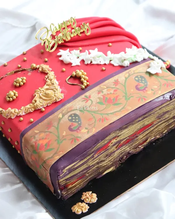 This is my special Paithani saree cake, a design that's super close to my heart. I handcraft every detail, from the intricate edible gold jewelry and gajra to the realistic folds of the saree, to bring this piece of Maharashtrian heritage to life in a delicious, eggless cake.