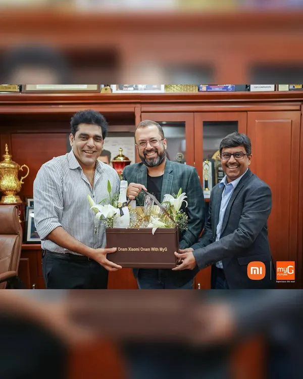 It is a joy to see clients receive their gifts. Here are executives from Xiaomi and MyG with the bespoke Onam hamper I curated, a testament to the strong relationships built through thoughtful gifting.
