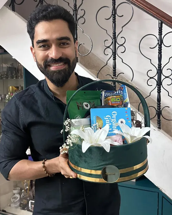 Celebrity Shine Shetty with a vibrant Holi hamper I curated. The gift is presented in a beautiful green velvet box filled with goodies and fresh white lilies.