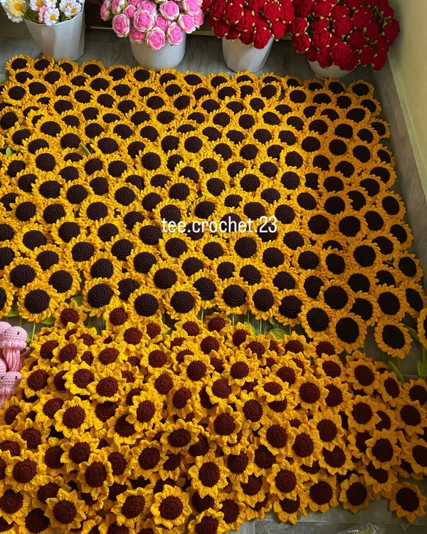 A huge batch of sunflower heads, part of a record-breaking bulk order. I'm so grateful for the trust my clients place in me.