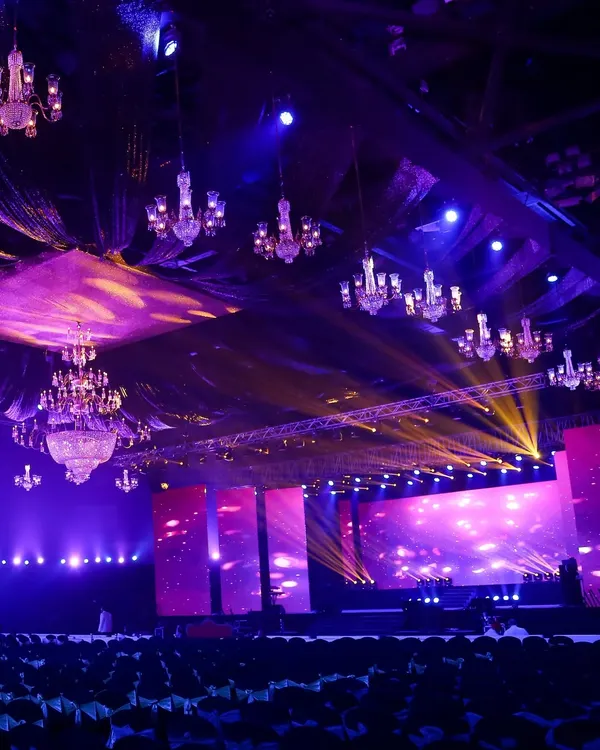 When the lights come on and the chandeliers catch their first shimmer, the magic begins. This reception was all about larger-than-life drama, with a massive stage, concert lighting, and an atmosphere of pure spectacle.