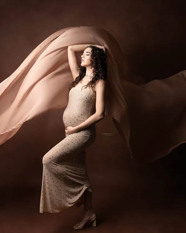 A celebration of the beautiful journey of motherhood, captured in a moment of pure elegance and grace. This is the kind of timeless, flowing portrait I love to create for expecting mothers.
