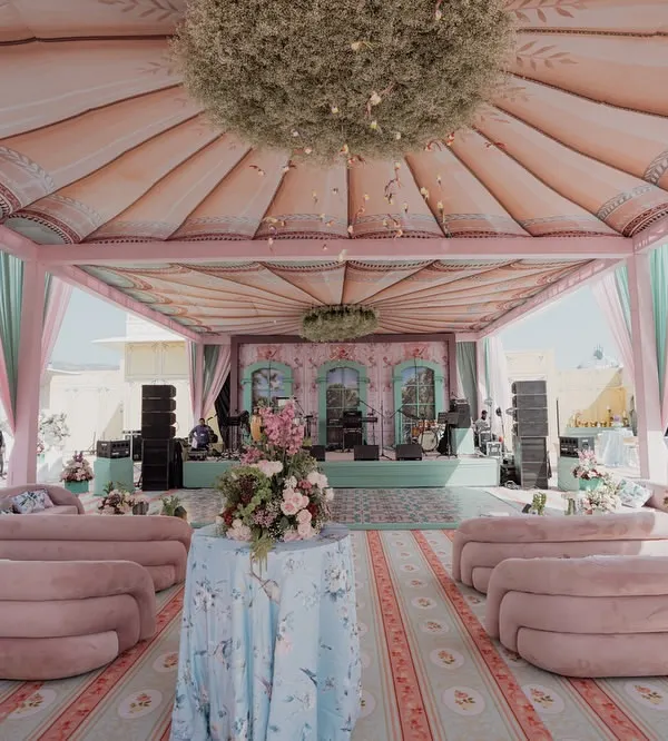 An overview of the 'Mint to Be' setup, where soft pink and mint green create a dreamy, fairytale atmosphere. The custom-printed tent ceiling and plush, modern furniture combine for a look of pure romanticism.
