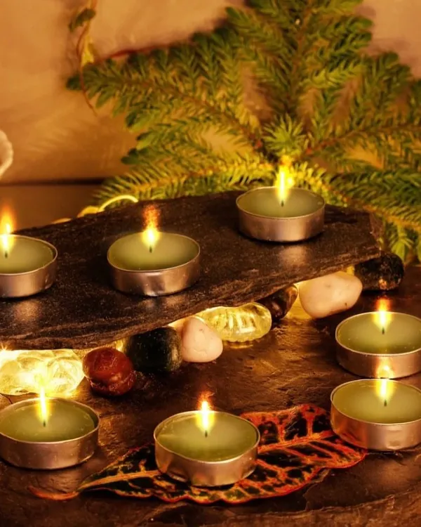 This is how my tealights look when used to create a serene environment. Their steady, smokeless flame is ideal for long periods of use during festivals, dinners, or relaxation.