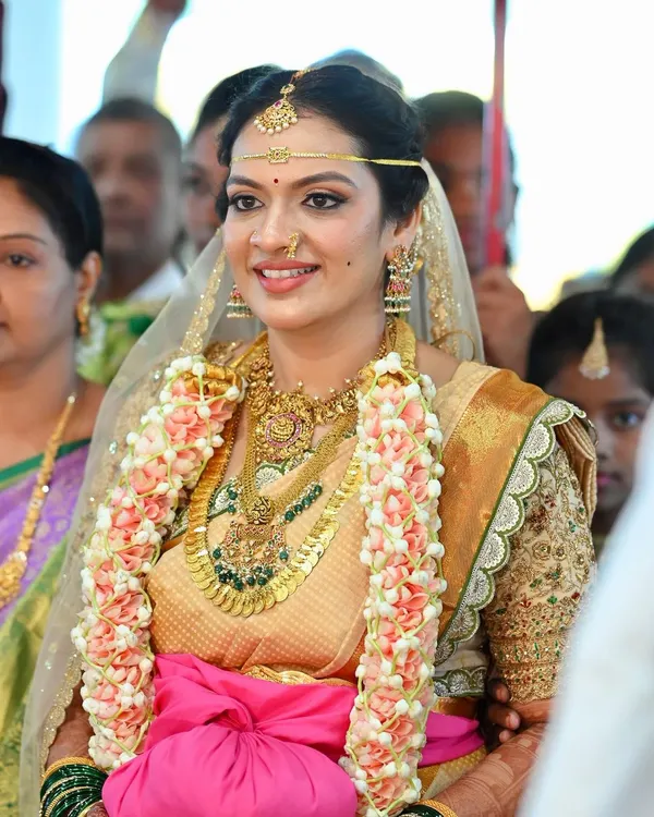 A radiant bride on her wedding day. Her makeup is kept classic and luminous to harmonize with her golden Kanjivaram saree and antique temple jewellery, ensuring she looks timeless in her wedding photos.