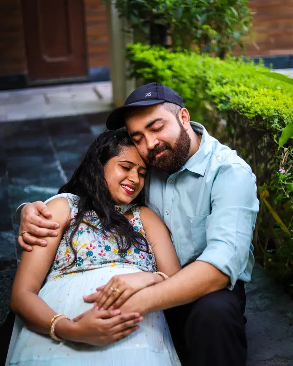 We believe the best portraits come from genuine connection. Here, we captured a quiet, tender moment between the expecting parents, focusing on their embrace and the shared anticipation of their new arrival. This kind of intimate couple photography is at the heart of our maternity sessions.