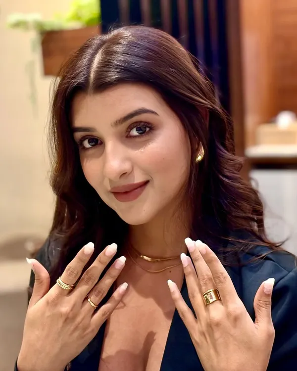 This is the goal: that "clean girl" elegance that feels effortless and chic. I love creating these timeless gel extensions that let your hands do all the talking. 💅🏼