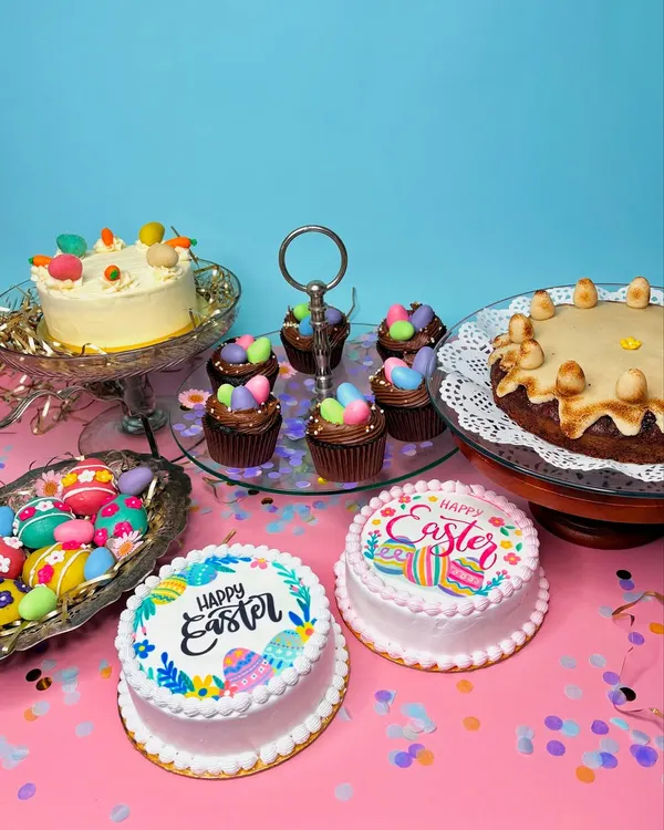 Our entire Easter spread is here! From the traditional English Simnel Cake and carrot cake to chocolate nest cupcakes and hand-painted marzipan eggs, I have everything you need for a sweet celebration.