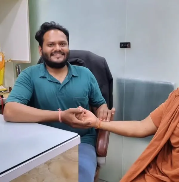 It was a blessing to perform Nadi Pariksha for Keshavpriya Swami from the Rajkot Gurukul. The pulse is a powerful diagnostic tool that tells me the story of a person's health, revealing imbalances long before they show up in reports.