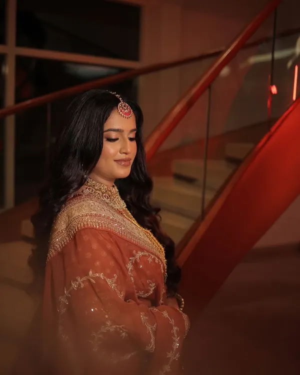 A moody and romantic shot of our bride's reception look. The soft glam makeup and beautiful open hairstyle with a maang tikka create a look of understated elegance.