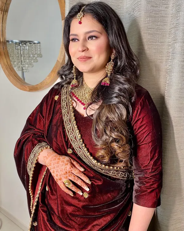 A gorgeous look for the sister of the bride. We went for a natural glam look with soft, wavy hair and a focus on radiant skin to complement her rich velvet outfit.