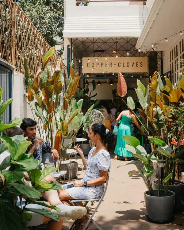 This is the vibe I always dreamed of creating. A sun-drenched corner surrounded by plants, where friends can gather for long chats and good food. It’s these simple, happy moments that make this space feel alive.