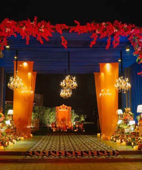 I believe every entrance should be a grand statement. For this cocktail night, I designed a breathtaking floral archway in radiant red, leading into a space glowing with the warmth of chandeliers and candlelight. It’s the perfect welcome for an evening of pure celebration. ✨