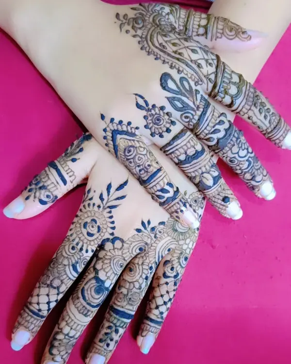 A beautiful back-hand design focusing on the fingers. The patterns are intricate and create a look that is both modern and traditional.