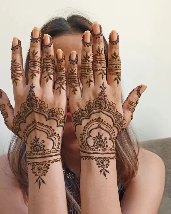 This simple and chic design is one of my most requested looks for guests. The delicate patterns on the wrist and fingers add a touch of elegance without being overwhelming.