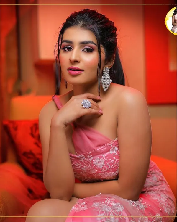 A close-up of the makeup I did for actress Sharanya Shetty's awards night. The focus was a glamorous pink smokey eye with full lashes and a perfectly blended skin finish for a flawless red carpet appearance.