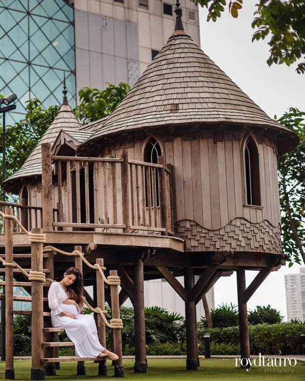For this maternity portrait, we found this incredible treehouse that added a touch of magic and wonder. I love incorporating unique locations into my photoshoots to tell a more personal story. Here, an expectant mother sits peacefully, creating a beautiful and serene pregnancy portrait.