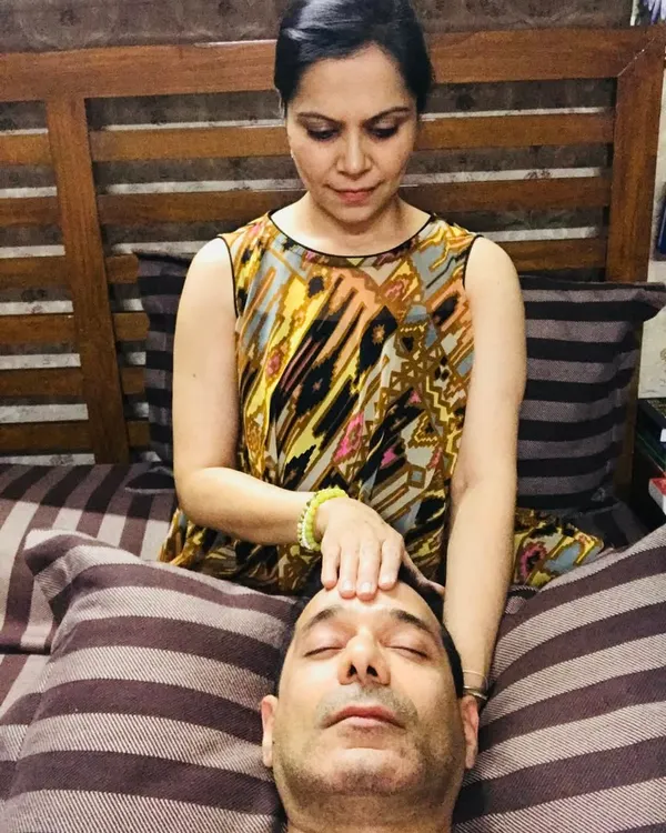 This is a glimpse into a one-on-one Access Bars session, a core part of my Access Consciousness healing practice. I gently touch points on the head to help release thoughts, feelings, and emotions that may be holding you back, allowing you to experience deep relaxation and a sense of spaciousness.