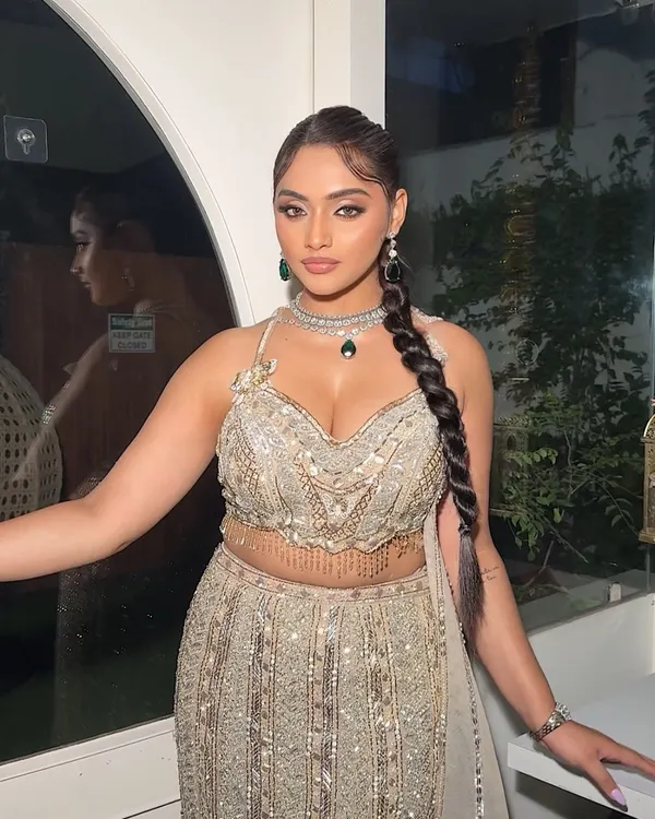 A simple yet stunning twisted braid, a modern and chic look perfect for cocktail parties or sangeet functions. This style is a favorite demo in my masterclasses.