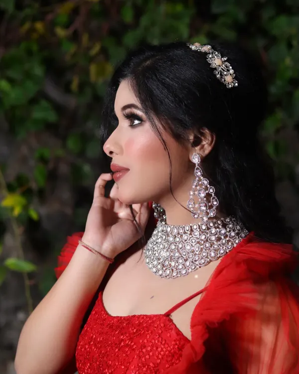 Creating that fairytale moment is my specialty. This full glam look features dramatic eyes, sculpted features, and radiant skin, perfect for a bride's reception, a special gala, or a high-fashion photoshoot.