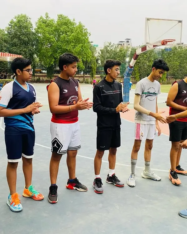 Congratulating players on their effort and sportsmanship after a well-played match.