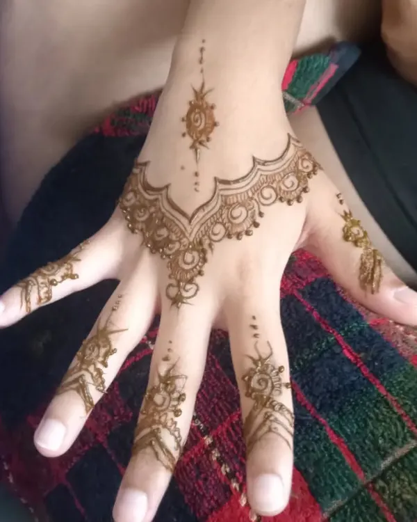 A very delicate and simple design on the back of the hand, perfect for someone trying mehendi for the first time.