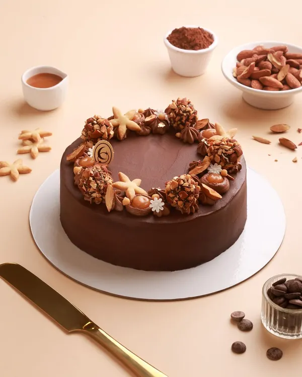 Our Chocolate Toffee Nut Caramel Cake is pure indulgence. It features rich dark chocolate ganache, roasted almond praline, and gooey caramel for a magical taste experience.