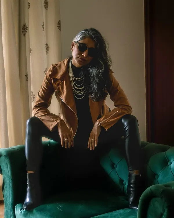 For this rock-chic photoshoot, we created a "Chief Execution Officer" look. It combines the edge of a biker jacket and leather-look pants with the timeless elegance of pearls.