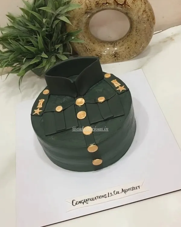 It's a blessing to create something for the heroes of our country. This army uniform cake was for a promotion ceremony to Lieutenant Colonel. The details on the ganache cake are all handcrafted.