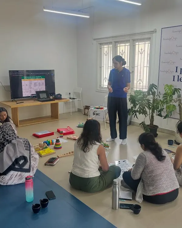 A wider view of our early numeracy workshop, showing the informal and collaborative learning environment. With my "I play, I learn!" philosophy as the backdrop, we explore effective strategies for building mathematical foundations.