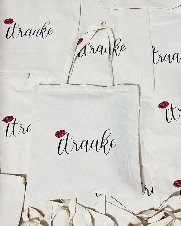 A clean and elegant branding solution for the clothing brand 'itraake'. We printed their beautiful script logo on our off-white cotton tote bags, creating a reusable package that customers will love.
