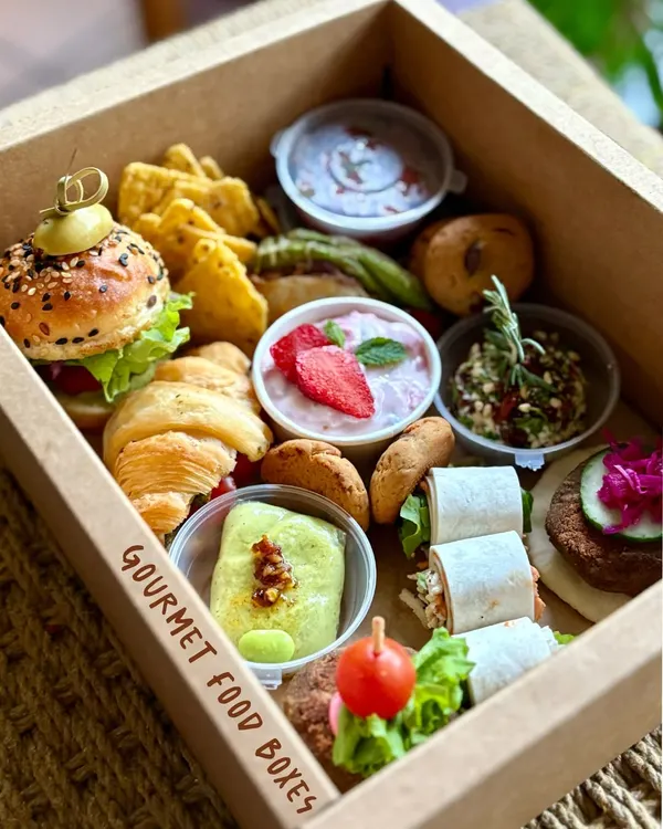 This is what I mean when I say food is my love language. This gourmet food box is packed with a little bit of everything: a mini slider, a flaky croissant, peppy pinwheel wraps, my signature truffle edamame pockets, and creamy dips. It’s a perfect, thoughtful gift for any food lover in Mumbai.