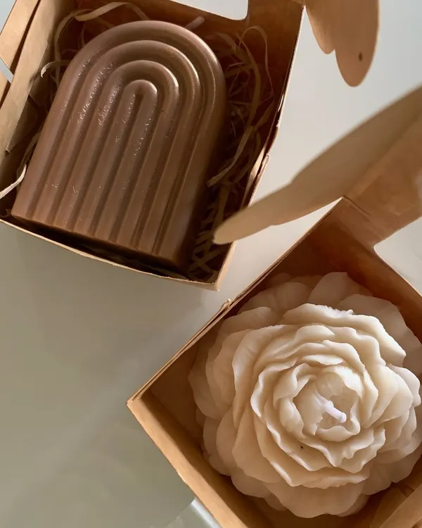 Minimal, elegant, and meaningful. This image showcases two of my aesthetic scented candles, one in a modern arch shape and the other a delicate peony flower, both packed in simple, eco-friendly kraft boxes.