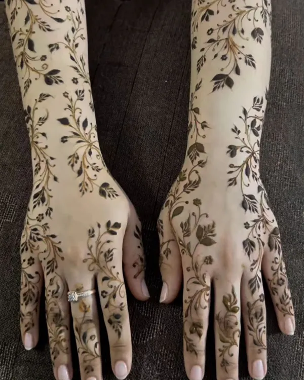 A delicate and beautiful vine pattern that covers the hands and arms. This style is so graceful and timeless, it looks like a part of you.