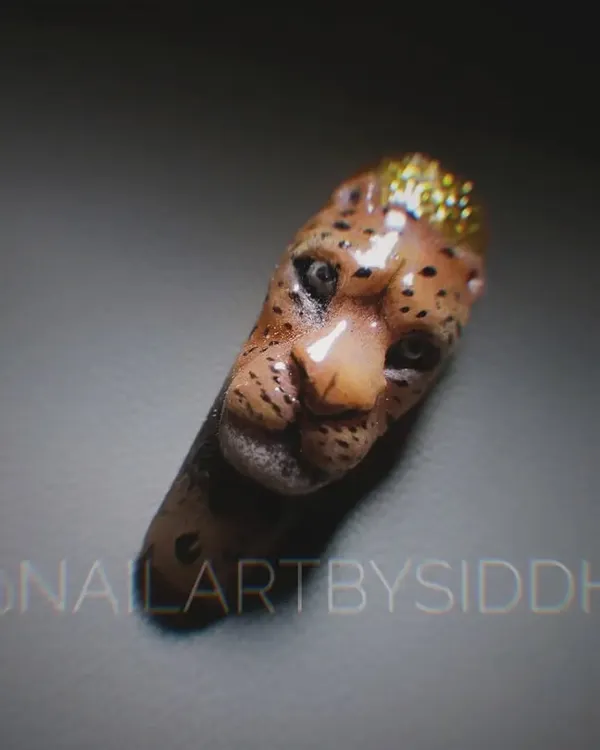 This hyper-realistic 3D leopard head is sculpted using acrylic and detailed with hand-painting. This is an advanced technique that can make your portfolio truly unique.