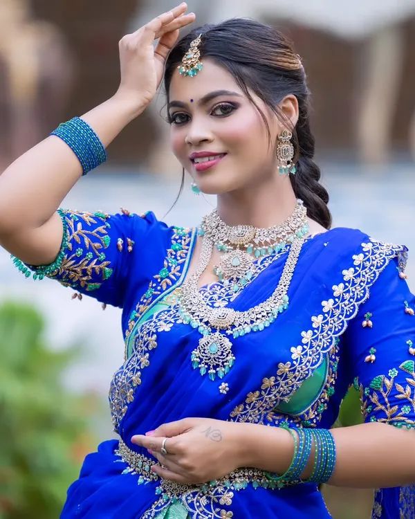 This bride is wearing a beautiful Victorian-style set with light blue stones. The antique finish gives it a very unique and royal look.